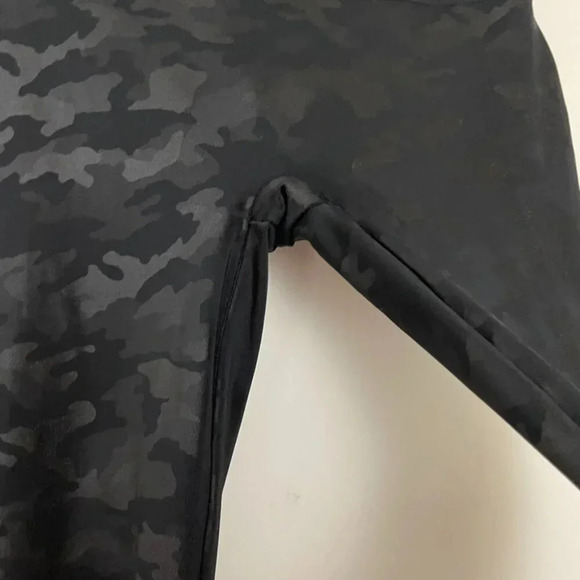 Spanx Black Camo Faux Leather Shaping Leggings Size XL - Picture 7 of 8